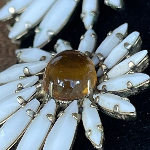 BEAUTIFUL SIGNED SCHREINER NEW YORK WHITE & AMBER GLASS FLOWER CLIP EARRINGS - Picture 7 of 10